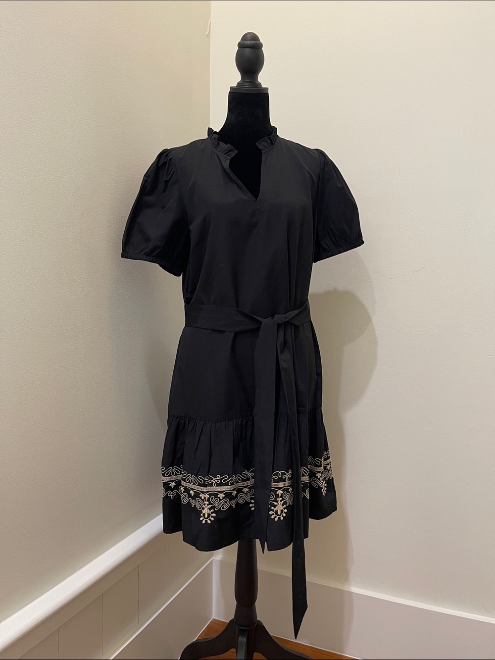 Anne Klein Black Short-Sleeve Belted Dress with Embroidery Size M Like New
